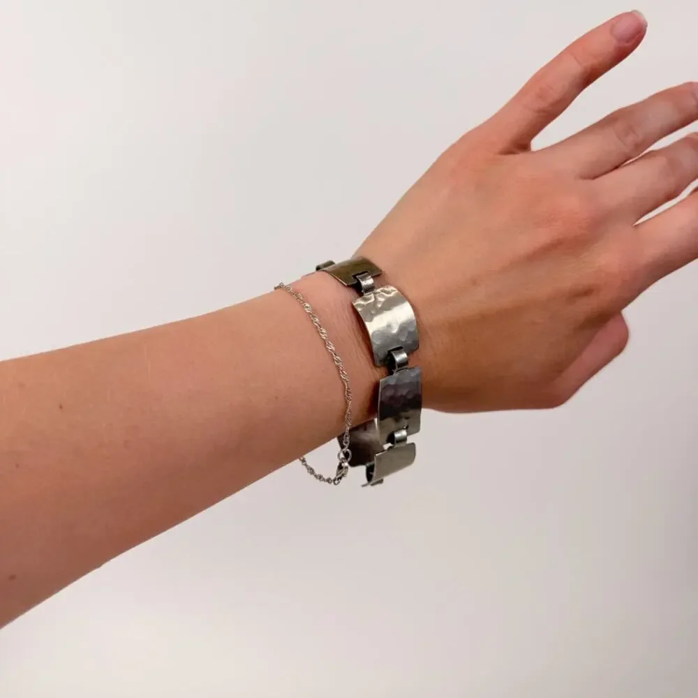 Silvery Lightweight Bracelet - Picture 9 of 10